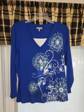 1xEssentials Royal Blue V-Neck Long-Sleeve Top with White & Teal Medallion Print
